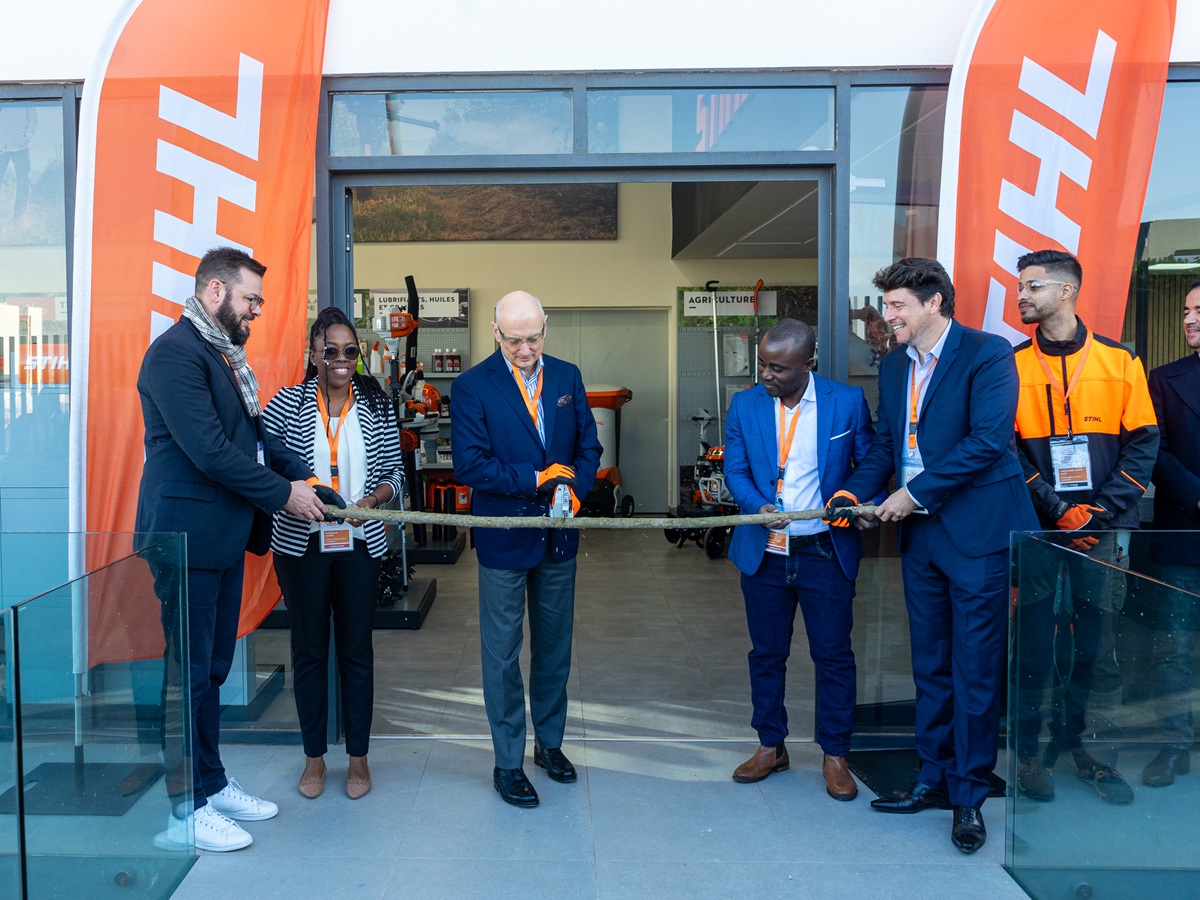 Dr. Nikolas Stihl a inaugurat simbolic cele mai noi două companii STIHL din Africa prin tăierea unei ramuri.
